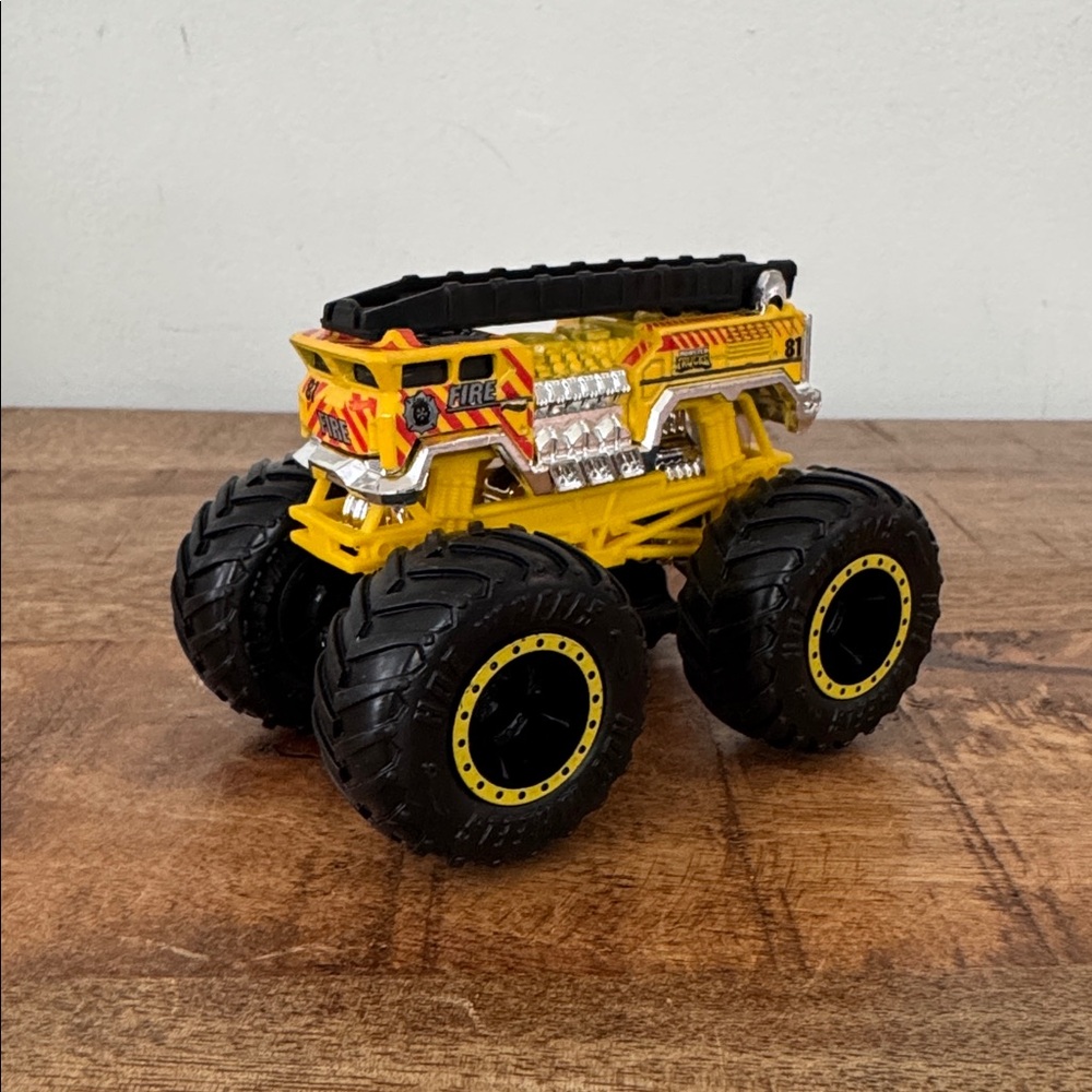 Hot Wheels Monster Truck 5-Alarm die-cast toy vehicle - Fire Truck